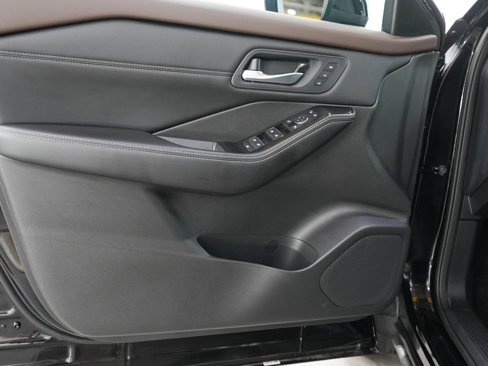 Used 2023 Super Black Nissan SL image 19