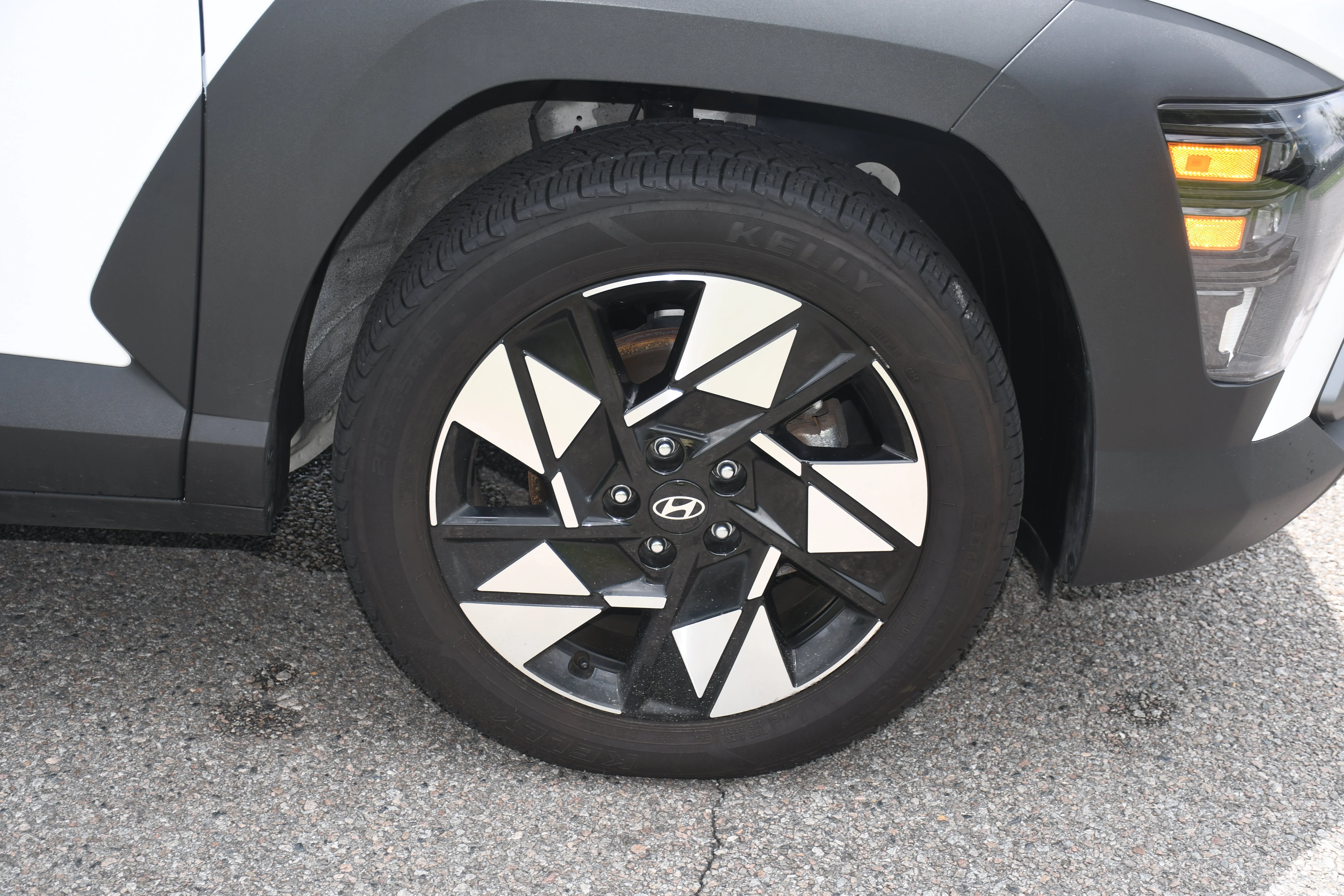 Used 2025 White Hyundai SEL image 19