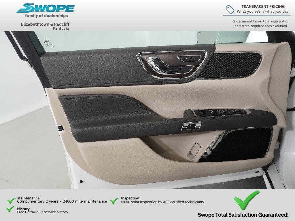 Used 2017 White Platinum Tri-Coat Lincoln Select image 13