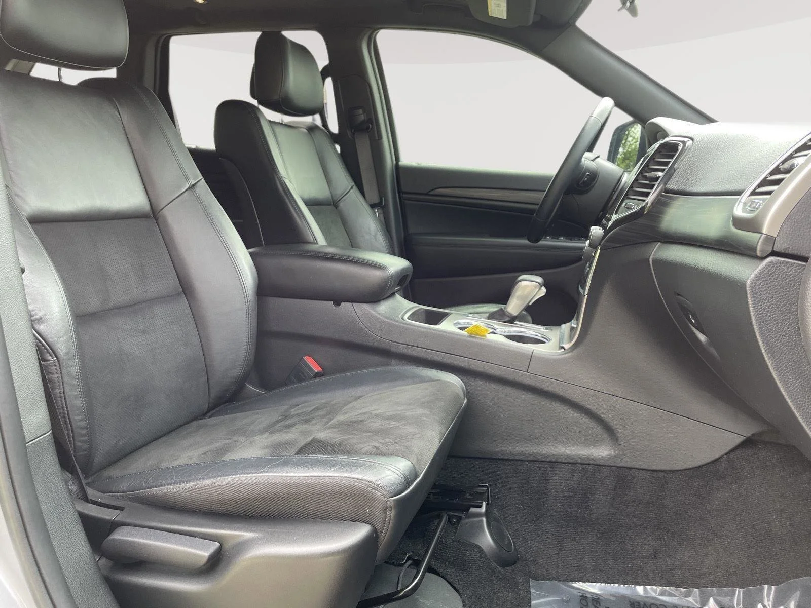 Used 2021 Billet Silver Metallic Clearcoat Jeep Laredo X image 4