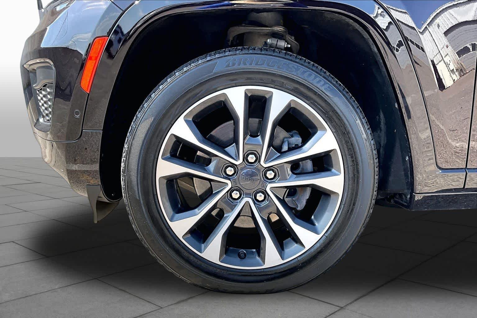 Certified Used 2023 Ember Pearlcoat Jeep Overland image 11