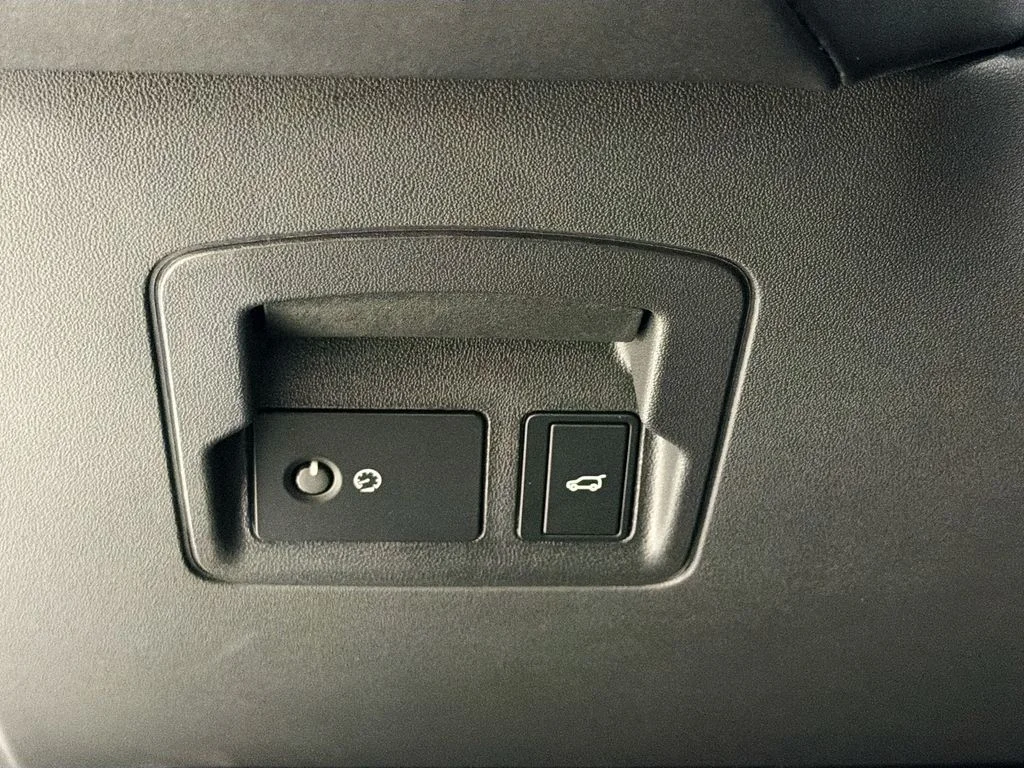 New 2026 Fuji White Land Rover Dynamic SE image 10