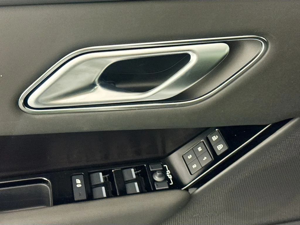 New 2026 Fuji White Land Rover Dynamic SE image 17