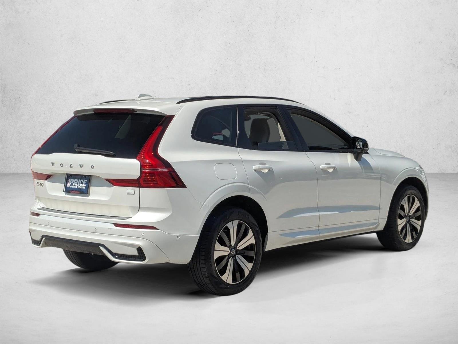 Used 2024 Crystal White Metallic Volvo Plus Dark Theme image 5