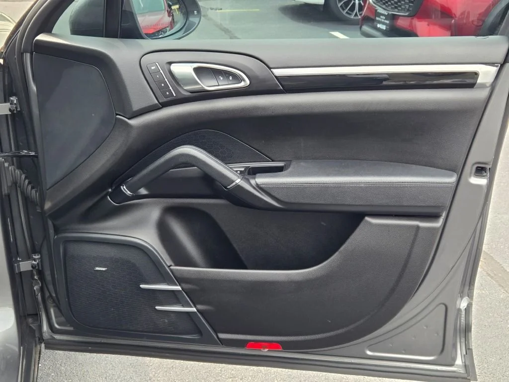 Used 2017  Porsche S image 5