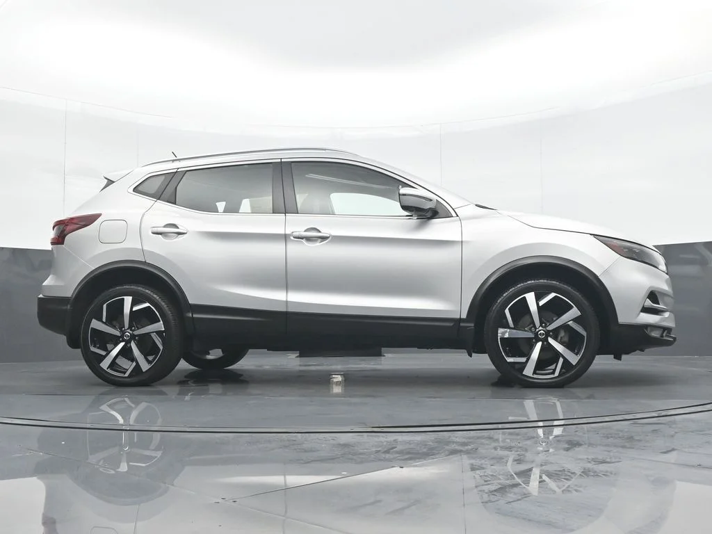 Used 2021 Silver Nissan SL image 31