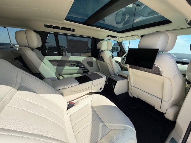 New 2027 Ethereal Frost Sliver Land Rover Autobiography image 17