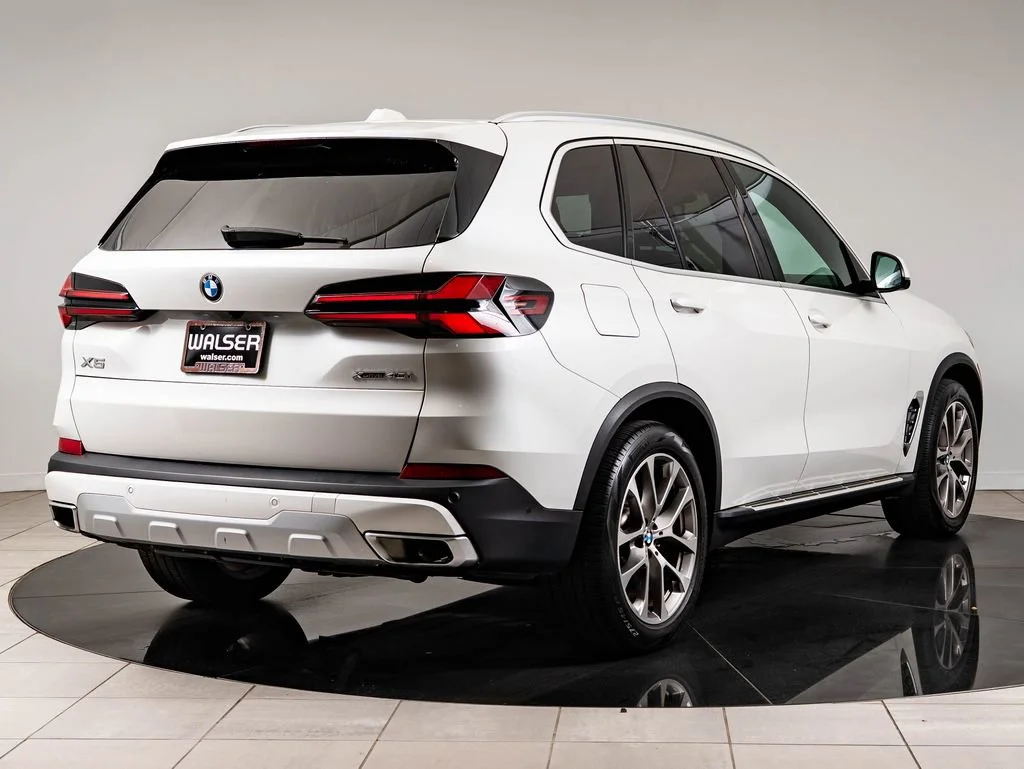 Used 2024 Mineral White Metallic BMW xDrive40i image 10