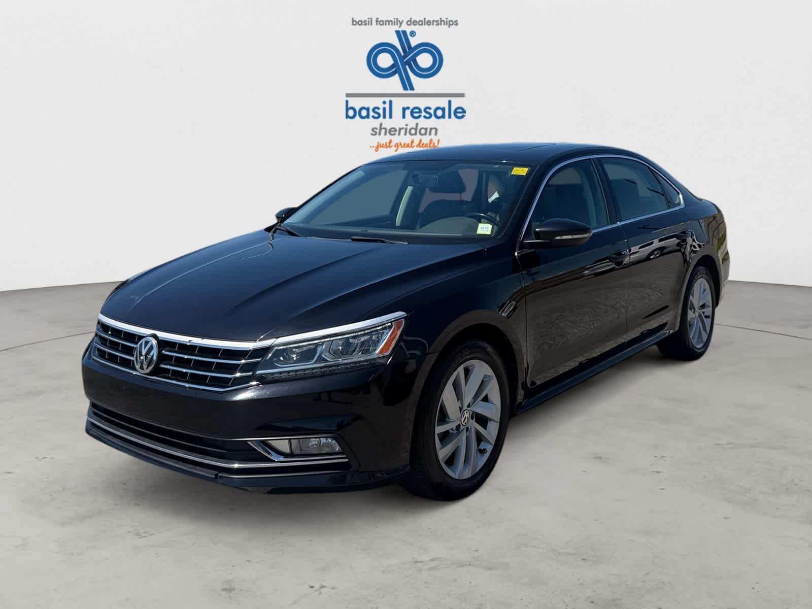 Used 2018 Deep Black Pearl Metallic Volkswagen 2.0T SE image 2