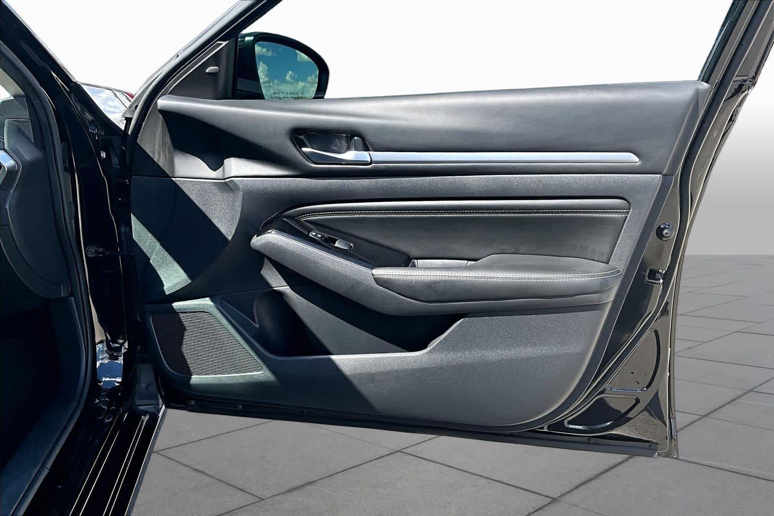 Used 2022 Super Black Nissan 2.5 SV image 23