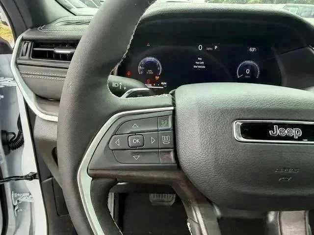 New 2026 Bright White Clear-Coat Exterior Paint Jeep Laredo image 18