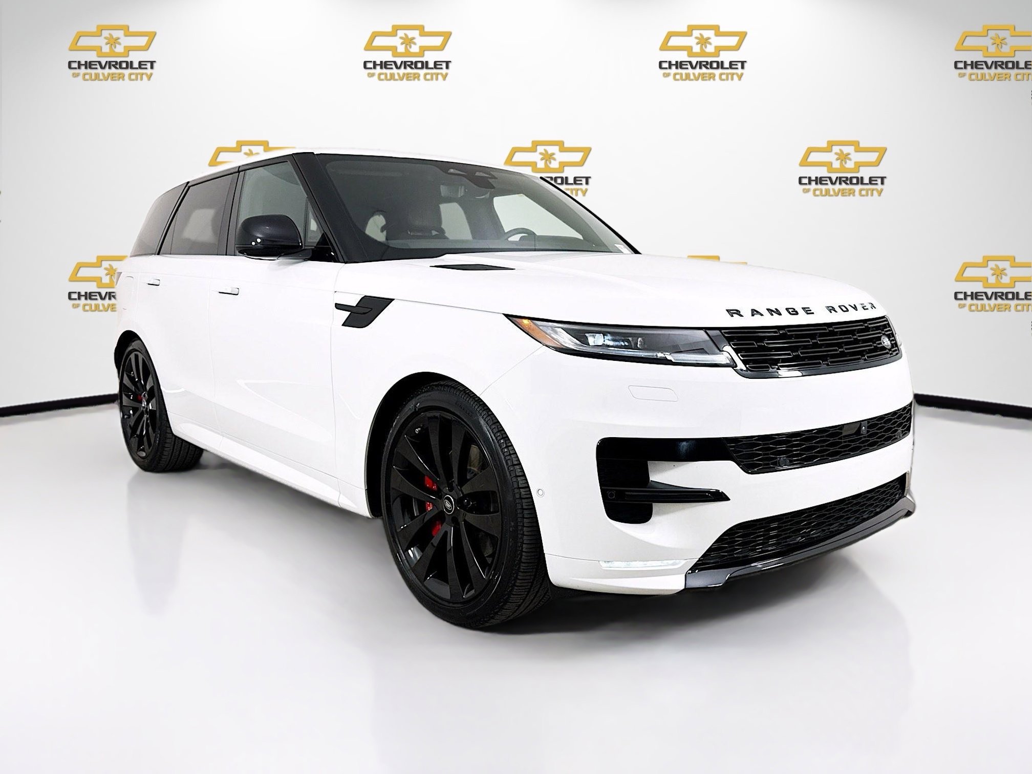 Used 2025 White Land Rover Dynamic SE image 1