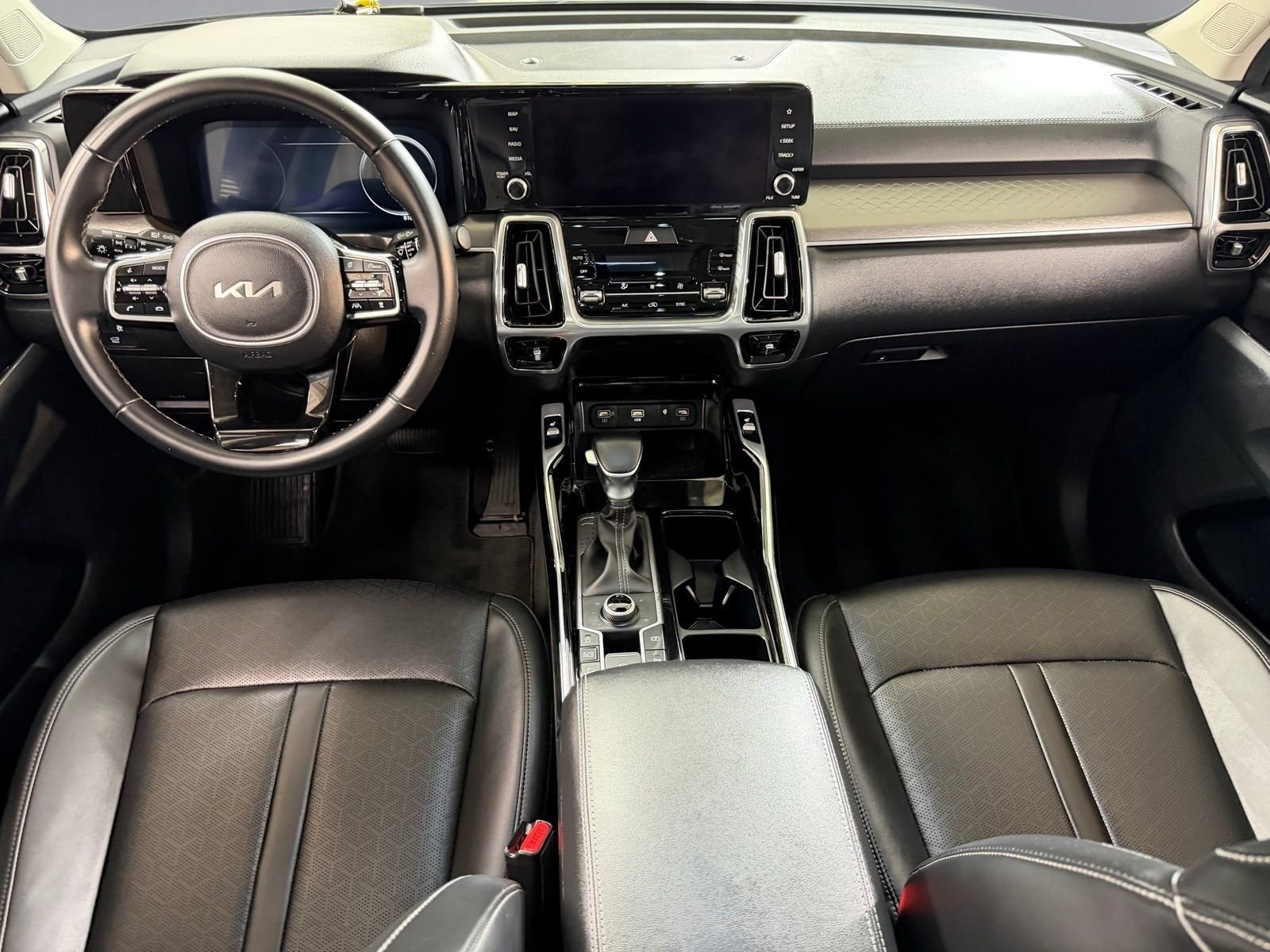 Used 2023 Silver Kia SX image 3