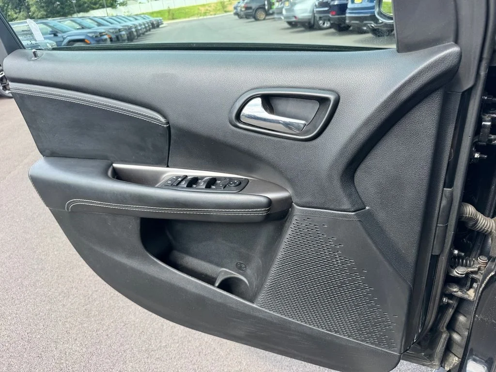 Used 2018 Black Dodge Crossroad image 18