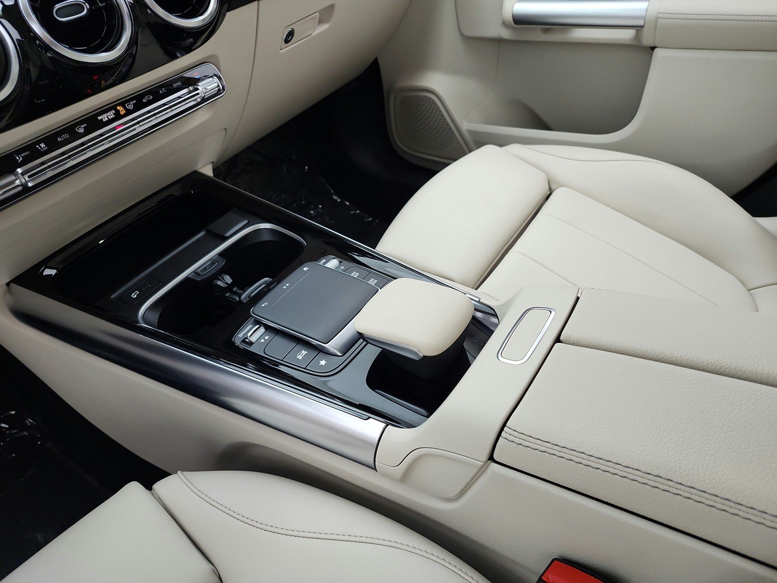 Used 2023 Digital White Metallic Mercedes-Benz GLA 250 SUV image 11