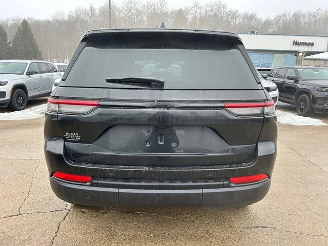 New 2025 Diamond Black Crystal Pearl-Coat Exterior Paint Jeep  image 4