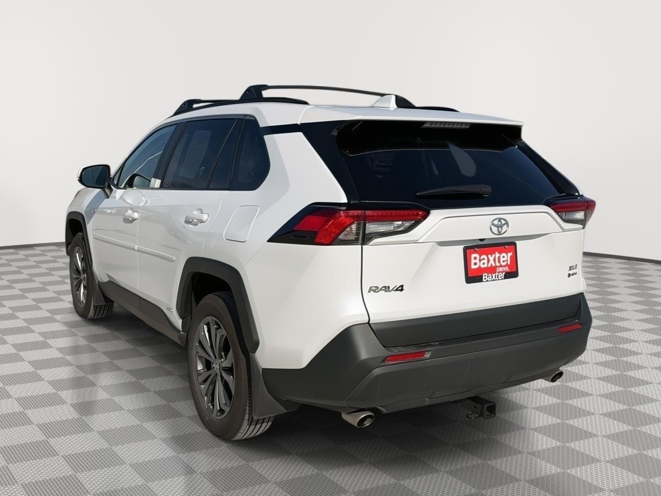 Used 2025 Wind Chill Pearl Toyota XLE Premium image 12