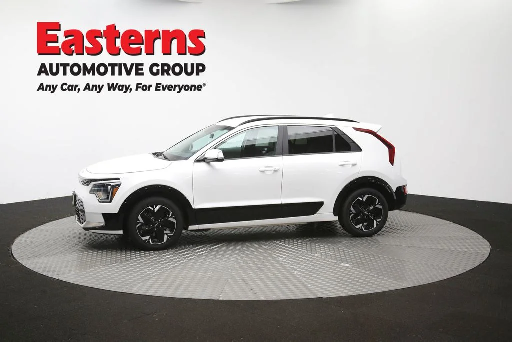 Used 2023 White Kia Wind image 58