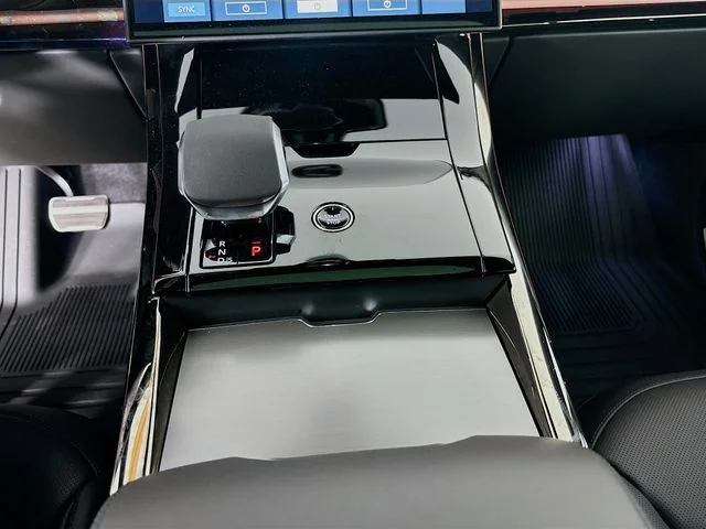 New 2026 Black Land Rover Dynamic SE image 18