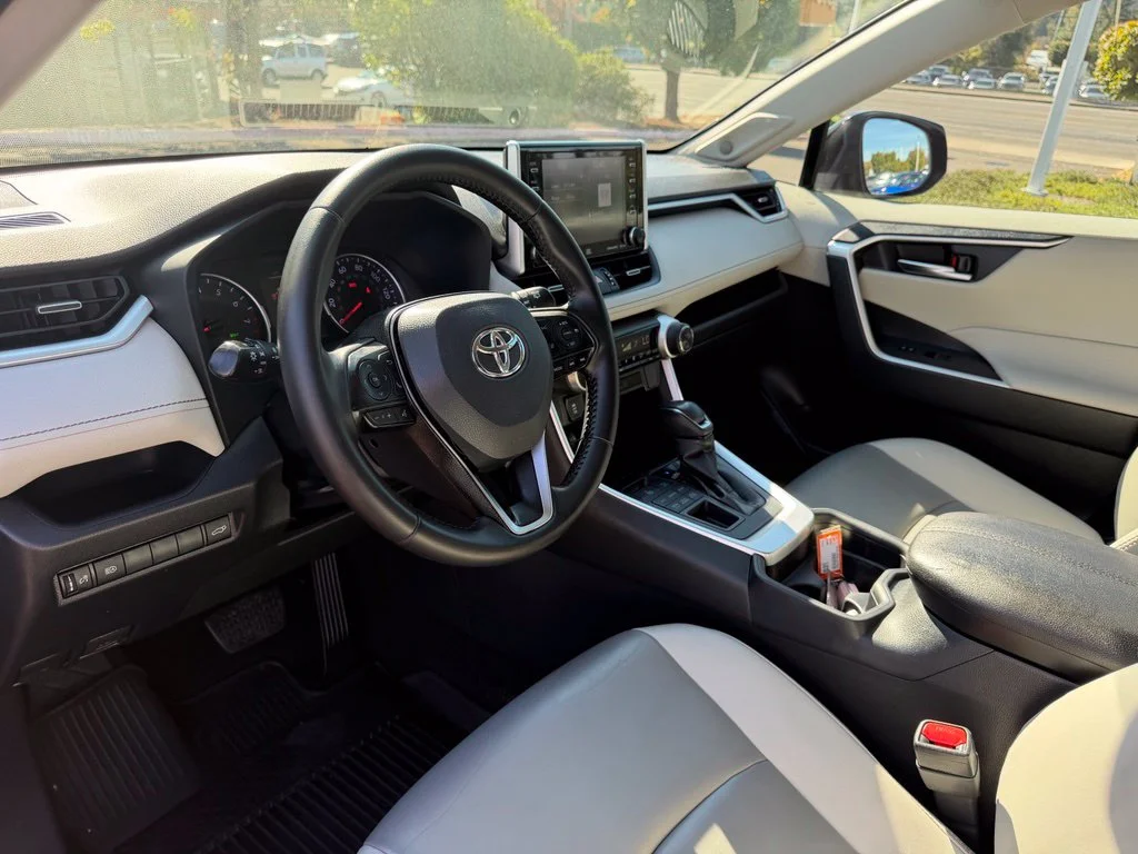 Used 2019 Midnight Black Metallic Toyota XLE Premium image 16