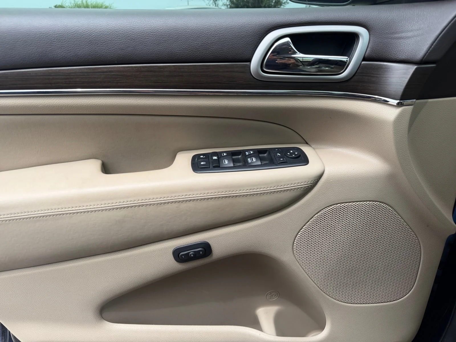 Used 2018 True Blue Pearlcoat Jeep Overland image 17