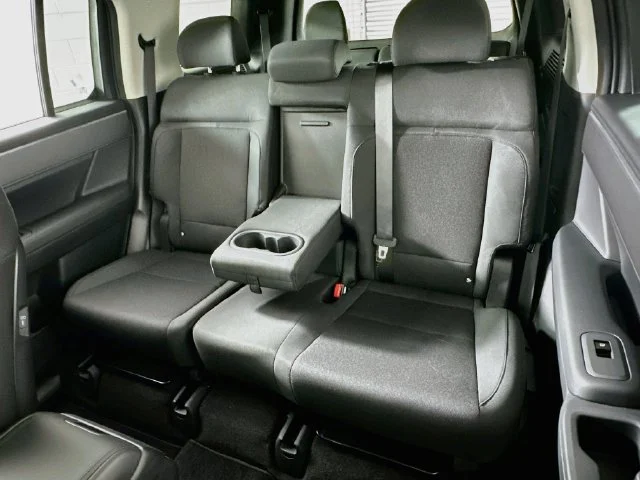 New 2027 Silver Hyundai SE image 11