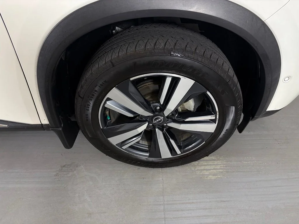Used 2022 White Nissan SL image 10