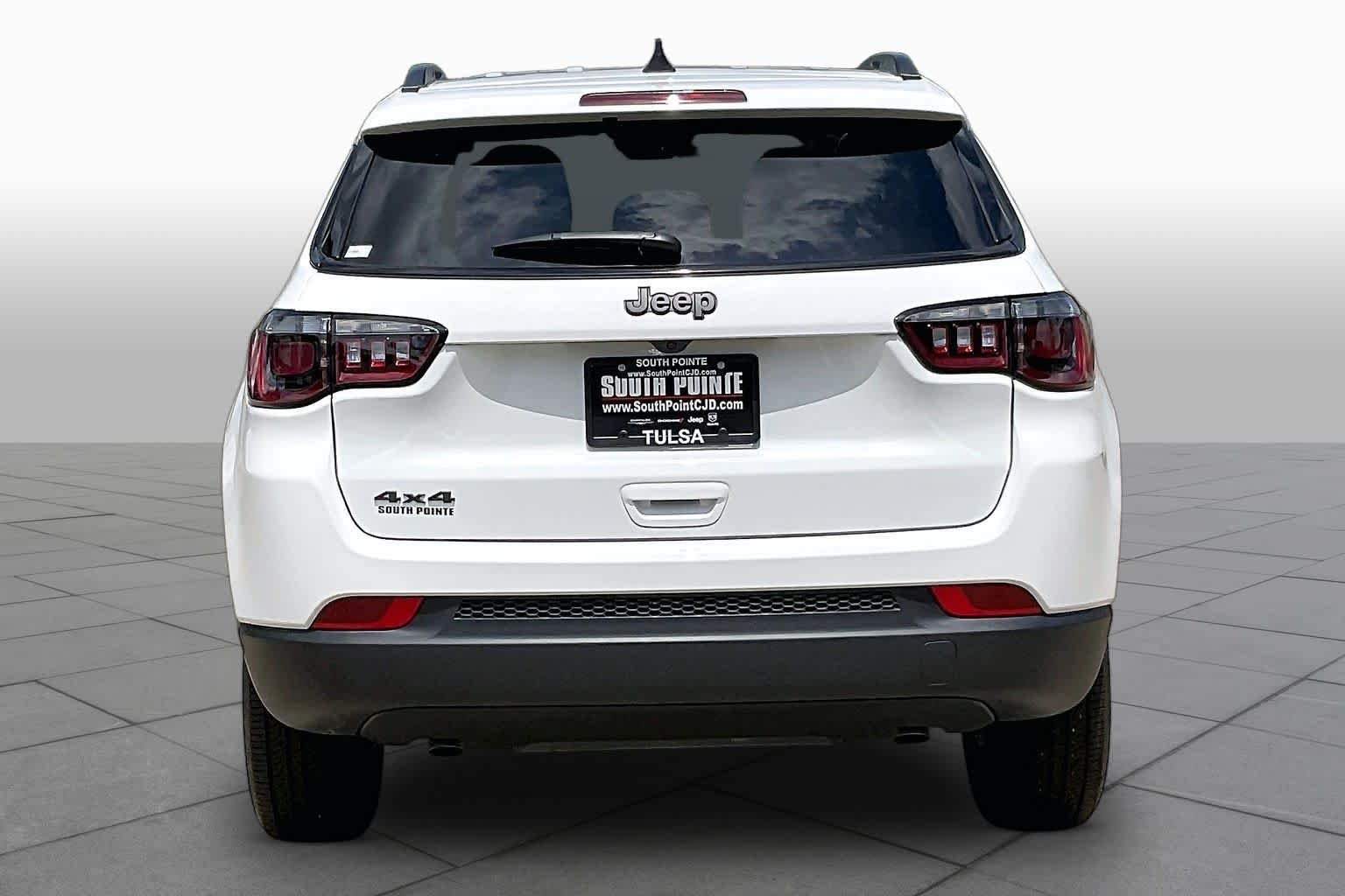 New 2026 Bright White Clearcoat Jeep Latitude image 4