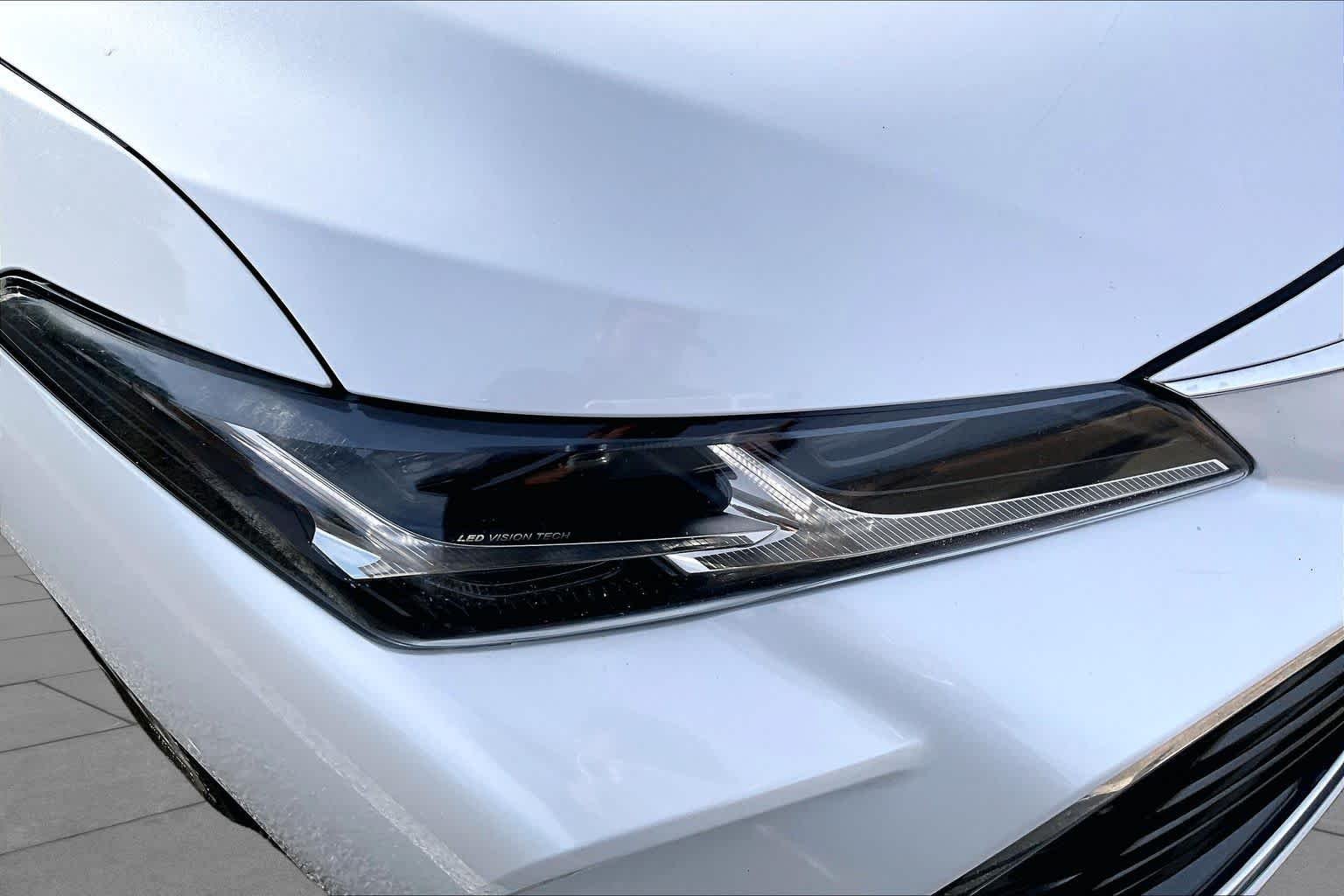 Used 2019 Wind Chill Pearl Toyota Limited image 23