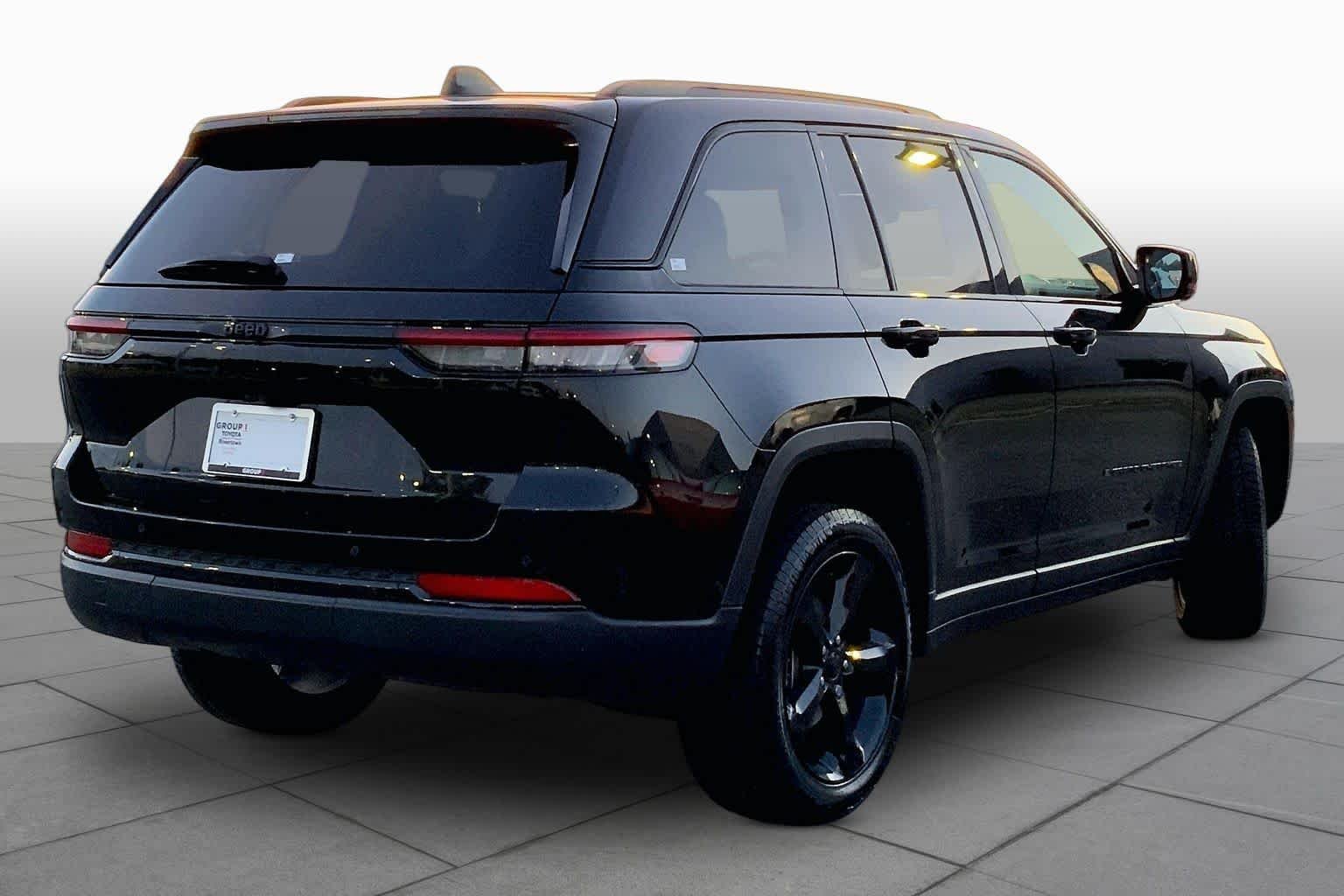 Used 2023 Diamond Black Crystal Pearlcoat Jeep Altitude image 11