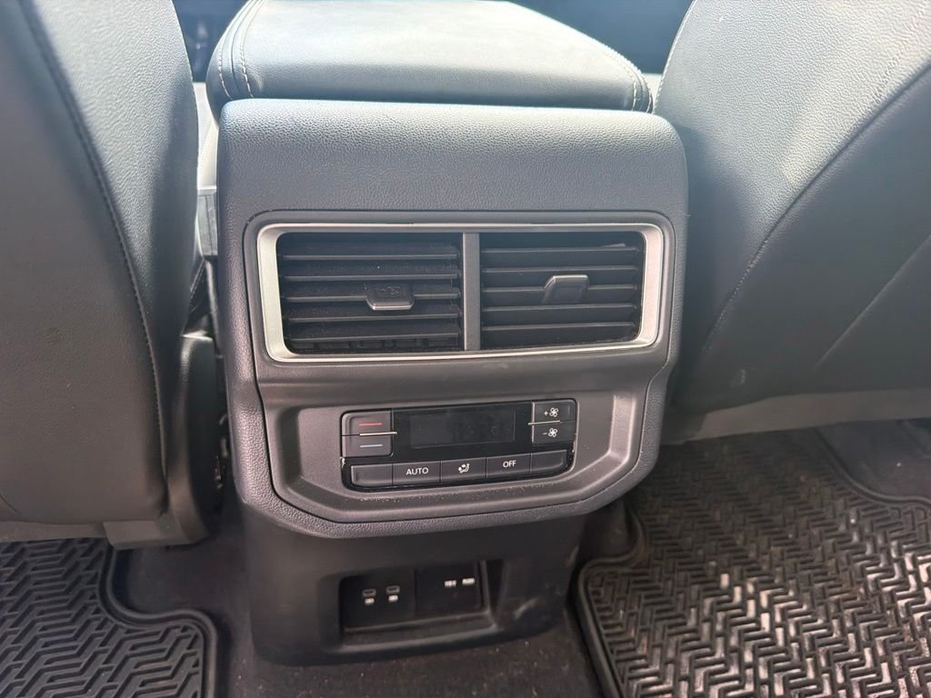 Used 2024  Volkswagen 2.0T SE w/Technology image 11