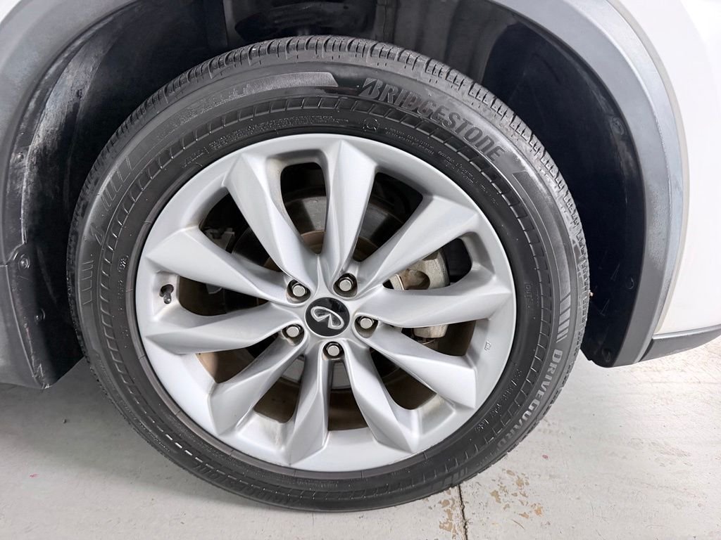 Used 2020 White INFINITI LUXE image 4