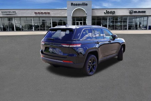 New 2026 Diamond Black Crystal Pearl-Coat Exterior Paint Jeep Limited image 3