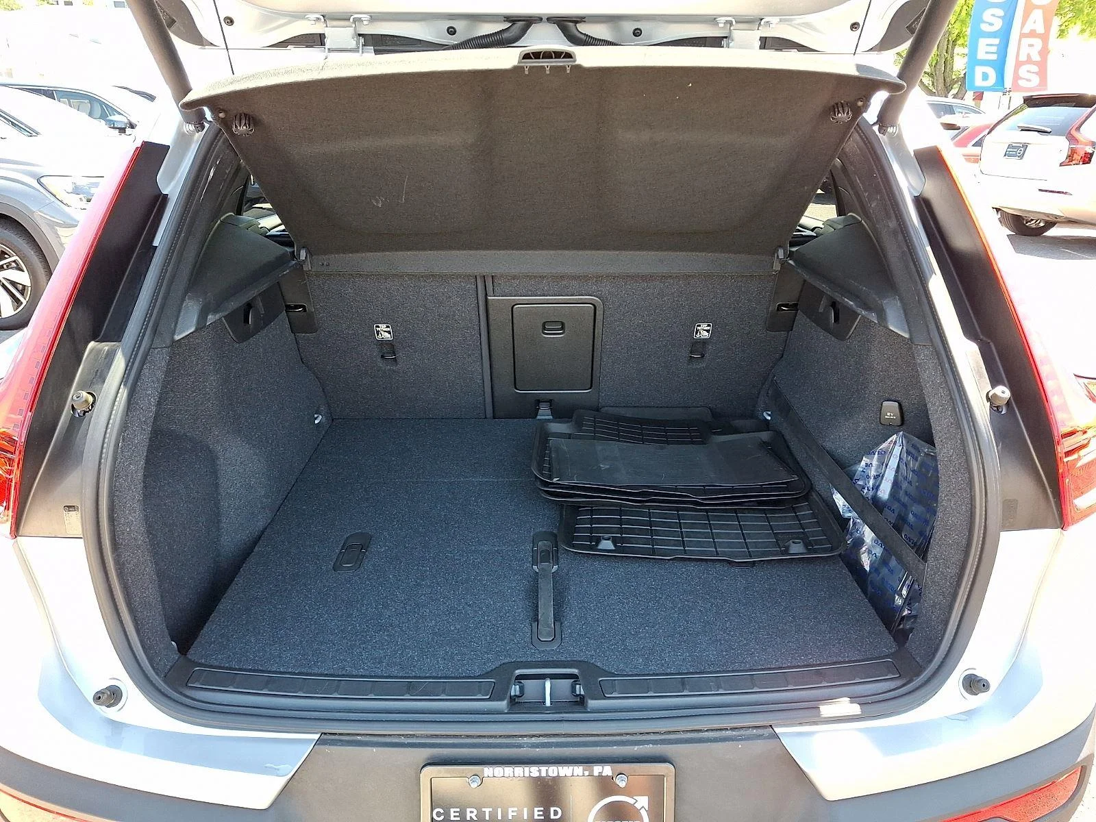 Used 2019 Bright Silver Metallic Volvo Momentum image 28