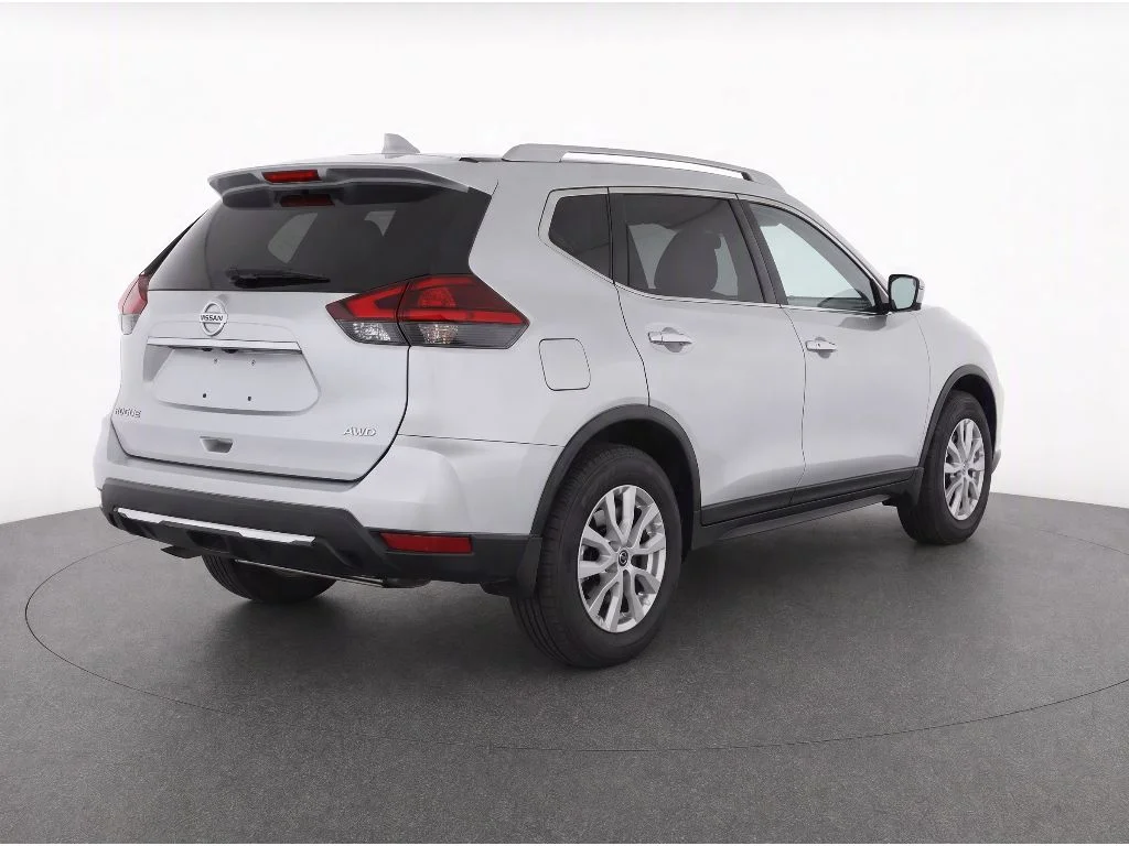 Used 2017 Brilliant Silver Nissan S image 4