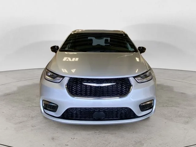 New 2026 Silver Mist Chrysler SELECT AWD image 9