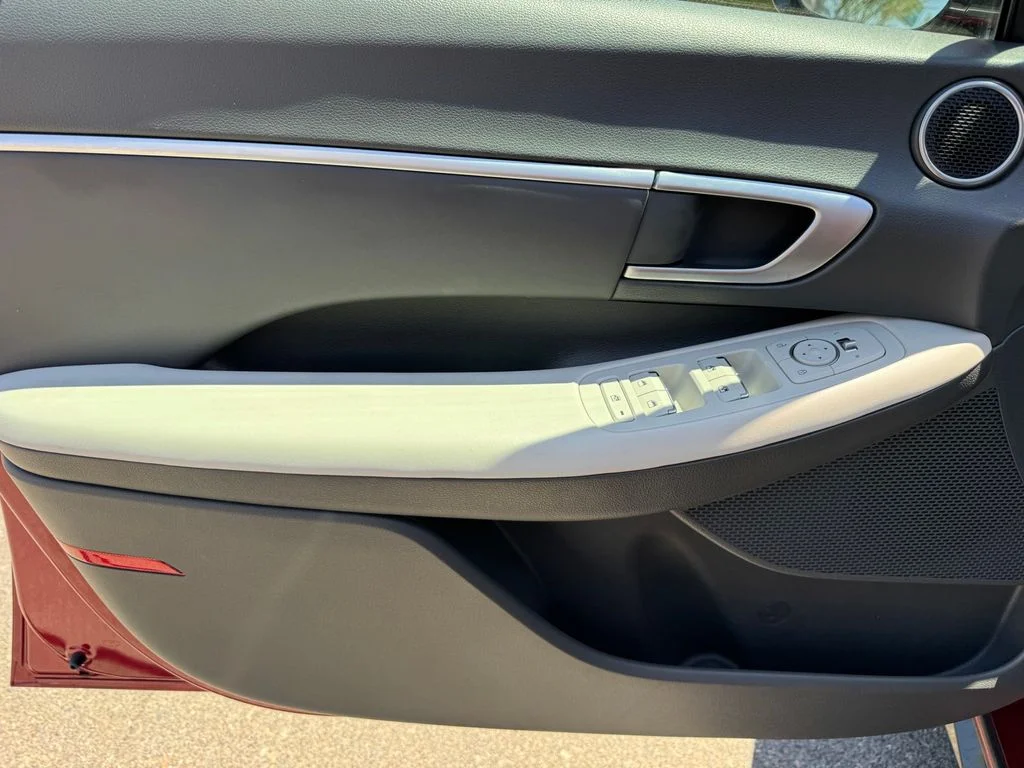 Used 2025 Red Hyundai SEL image 13