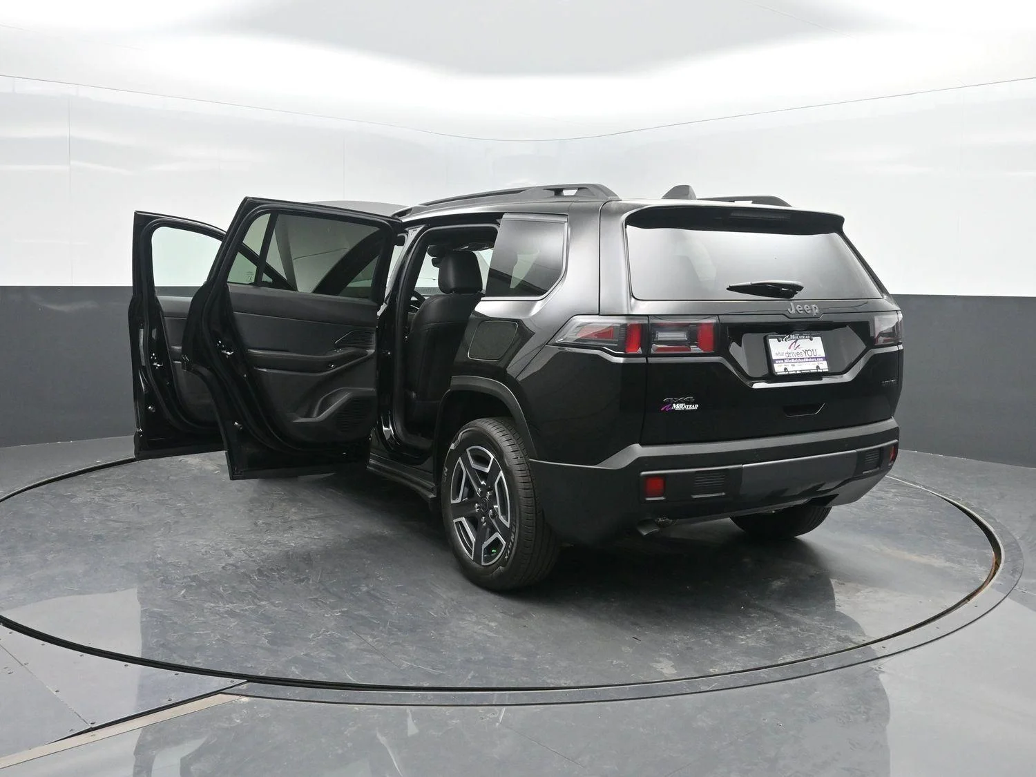 New 2026 Diamond Black Crystal Pearl-Coat Exterior Paint Jeep Limited image 47
