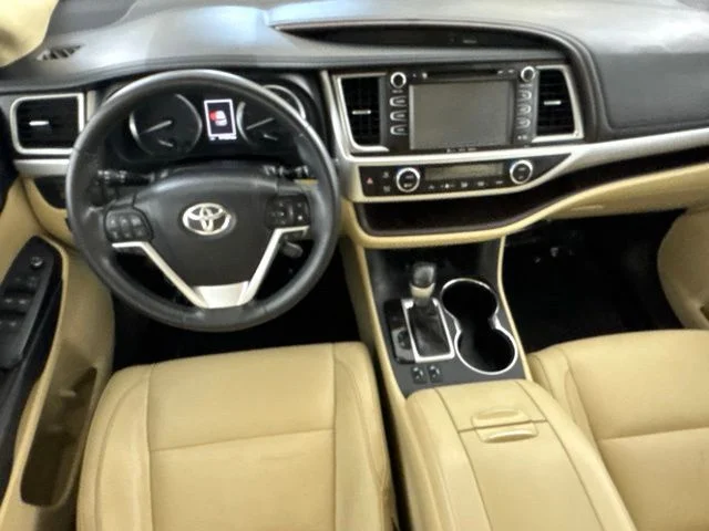 Used 2018 Red Toyota XLE image 25