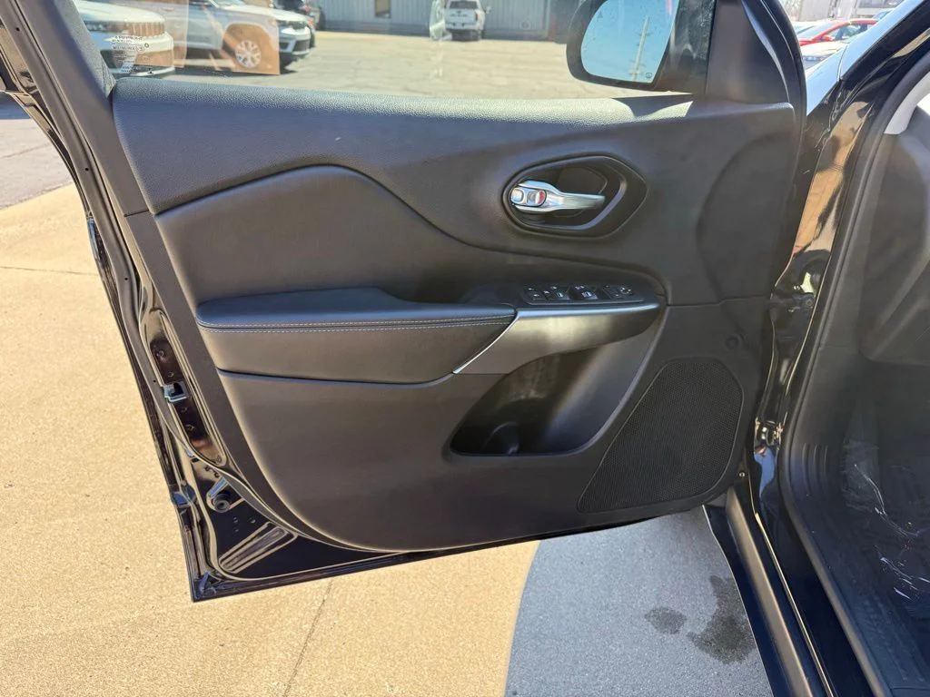 Used 2021 Black Jeep Latitude Lux image 15