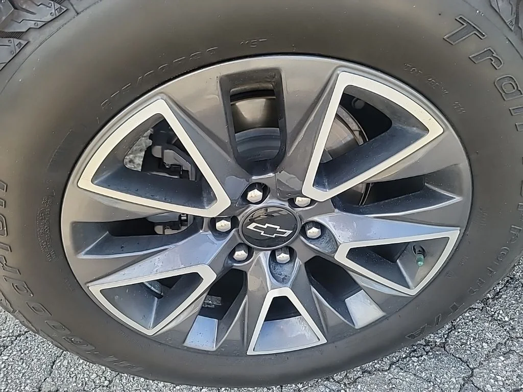 Used 2022 Gray Chevrolet Z71 image 7