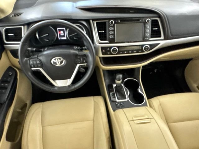 Used 2018 Red Toyota XLE image 25