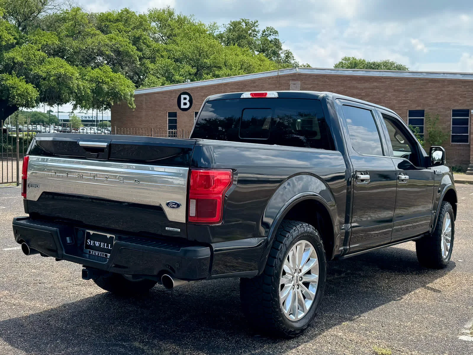 Used 2019  Ford Limited image 6