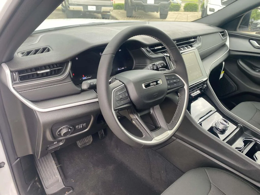 New 2026 Bright White Clear-Coat Exterior Paint Jeep Laredo X image 18