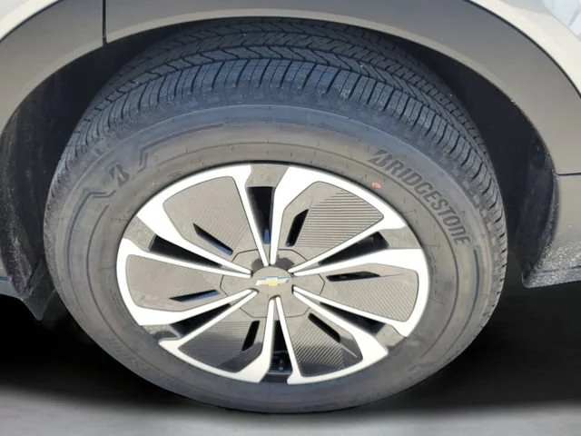 New 2025 Sterling Gray Metallic Chevrolet LT image 29