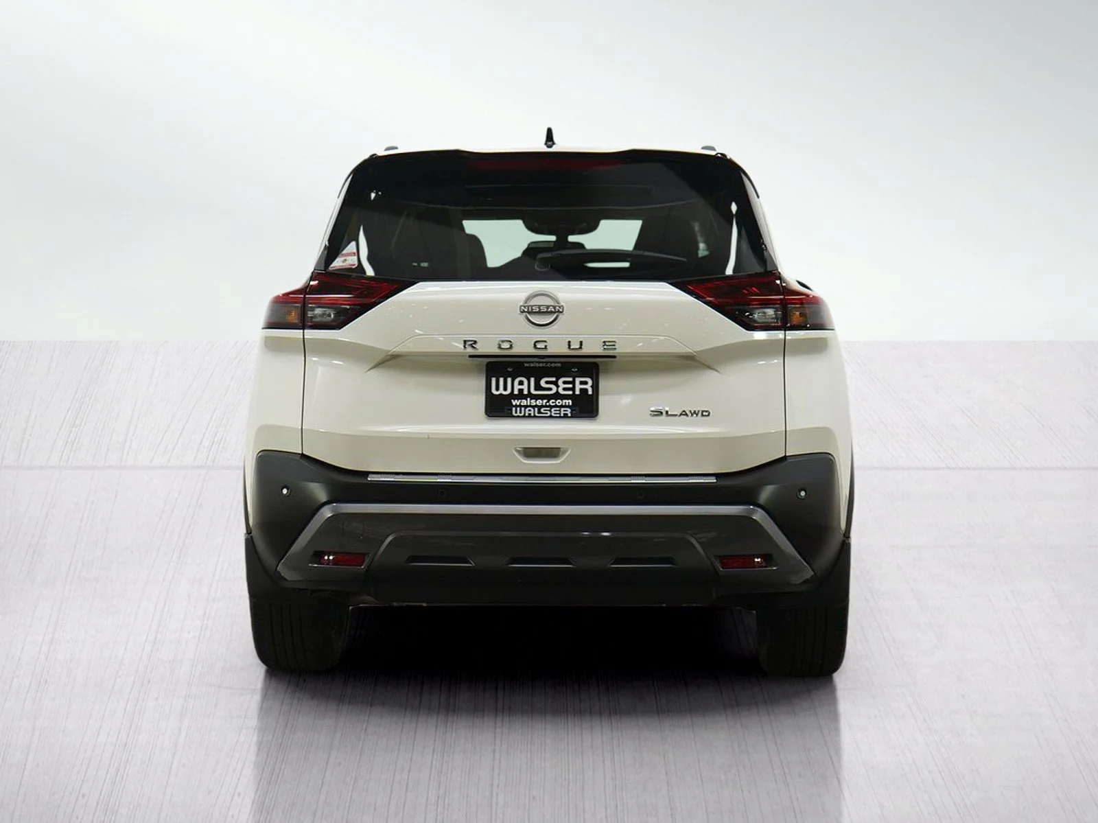 Used 2023 Pearl White Tricoat/Super Black Nissan SL image 4
