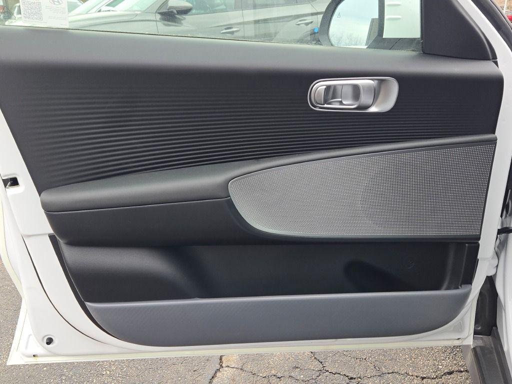 New 2025 White Hyundai SE image 19