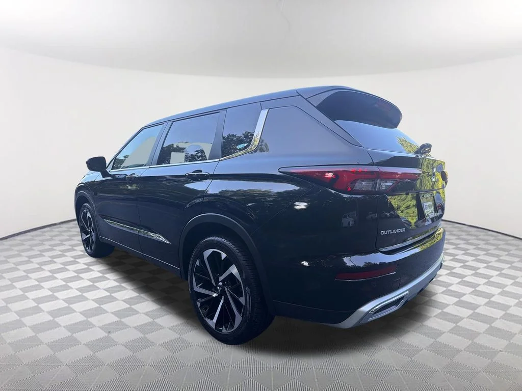 Used 2024  Mitsubishi SE image 7