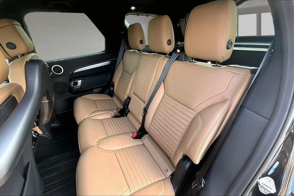 New 2026 Black Land Rover Dynamic SE image 10