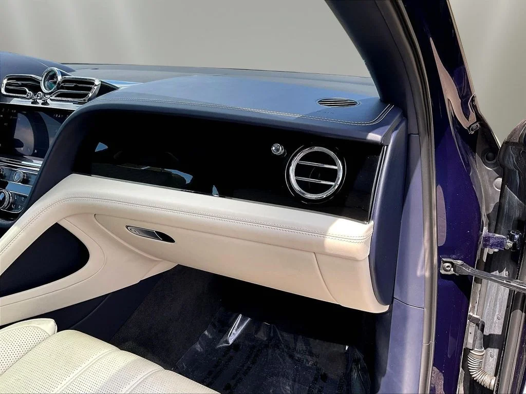 Used 2021  Bentley V8 image 26